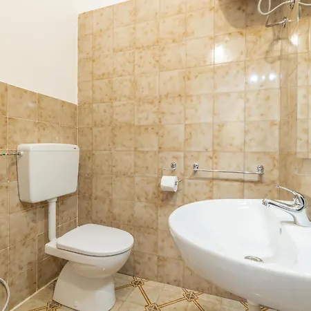 Bilo 2-4 Apartment *